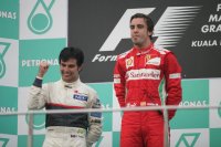 Sergio Perez naast Fernando Alonso op het podium