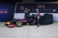 Sebastian Vettel en Daniel Ricciardo halen het doek van de RB10
