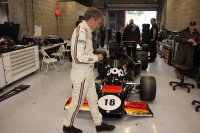 Thierry Boutsen inspecteert de schade aan de Shadow