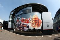 Decoratie van het motorhome van Mclaren ter gelegenheid van hun 50e verjaardag