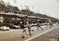 De start van de 24 uursrace van Le Mans in 1961. Olivier Gendebien spurt zich naar zijn Ferrari met startnummer 10