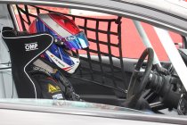 Supercar Madness: Tomas De Backer van start tot finish in race 1