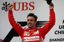 China: Alonso wint strategische wedstrijd